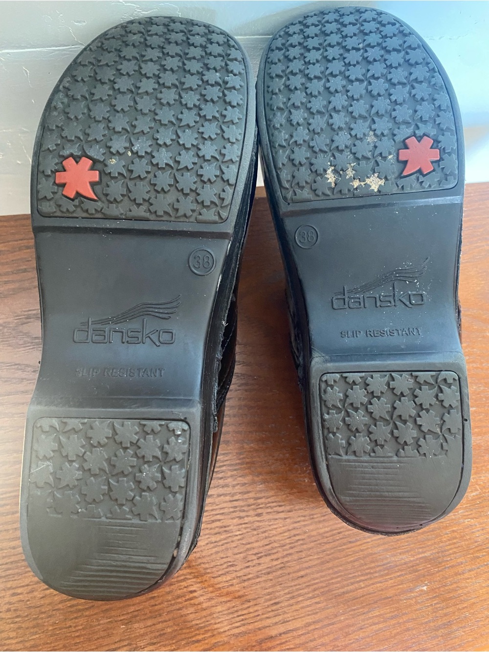 Dansko XP Professional Black Patent Clogs - Size 38 (US 7.5-8) - Picture 6 of 9